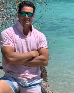 Hugo Vásquez Instagram - Hola amigos !!! Quiero enviarles un gran abrazo y saludarlos a todos , recuerden dar las  gracias a Dios por cada día , porque de verdad es un gran regalo que debemos agradecer diariamente , mis mejores deseos para todos ustedes , Dios los bendiga ❤️🙏🏼 #navidadesenfamilia #colombia #graciasdios #graciasvirgencita  #colombia #caribe #cartagena #barranquilla #venezuela #caracas #maracaibo