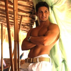 Hugo Vásquez Instagram - Foto del recuerdo hoy jueves de #tbt ,  en mi extrañada y magica isla de Margarita en Venezuela , durante las grabaciones de la telenovela Los Declaró Marido y Mujer 🎥☀️🇻🇪 con #RCTV #grabacion #telenovela #caracas #islamargarita #maracaibo #colombia #ecuador
