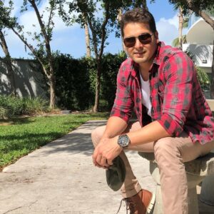 Hugo Vásquez Instagram - Feliz día para todos ustedes mis amigos , muchas bendiciones para este nuevo año!! #felizaño #miami #colombia #venezuela #usa .