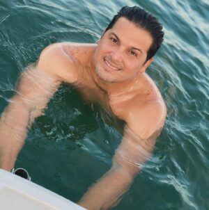 Hugo Vásquez Instagram - Domingo de  mar … para mi el mar es un lugar de reflexión y conexión conmigo mismo … es de las cosas que más me gusta disfrutar ! A quien le pasa como a mi ..?