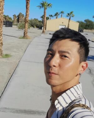 Hugo Wong Instagram - 好了 要離開這個有趣的地方了🌴
這裡每個角落都有我喜歡的棕櫚樹仙人掌🌵
係乾燥啲 熱就熱啲 
不過每日都萬里無雲 
陽光普照 又有風
心情係舒暢嘅🤓

#desertlife #coachella