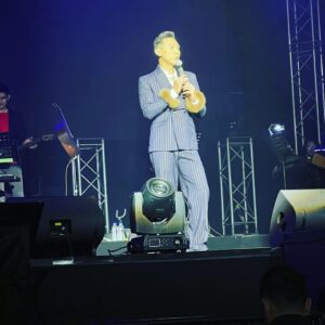 Hugo Wong Instagram - Good show🎉
多謝家燕姐
呢個團隊真係好正😃

#送給你黃金萬兩演唱會 
#皆大歡喜
#黃金萬両