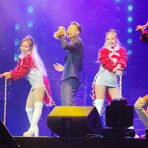 Hugo Wong Instagram - Good show🎉
多謝家燕姐
呢個團隊真係好正😃

#送給你黃金萬兩演唱會 
#皆大歡喜
#黃金萬両
