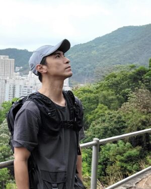 Hugo Wong Instagram - 呢個應該係我去過最矮嘅標高柱
喺市區都有山行 幾得意丫
最重要係 果日明明落緊雨
都有人陪我即時興起去行山果下好嘛😂
#嘉頓山