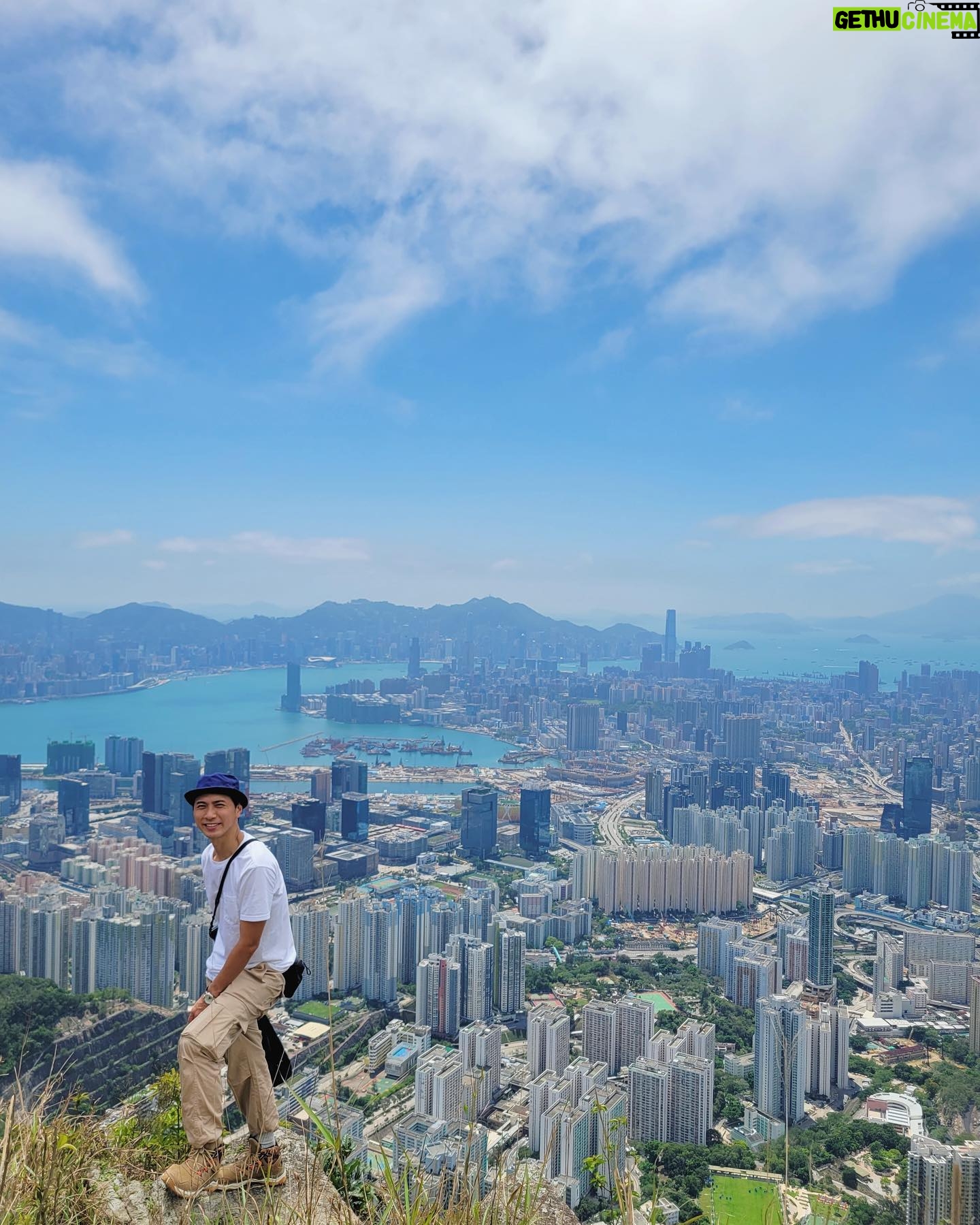 Hugo Wong - 2K Likes - 你有把握昨天的好天氣嗎?
曬黑都變成幸福事🍀
下次我會早點告訴你
在山頂跟你揮揮手
記得準備100倍鏡頭幫我拍照😆
#飛鵝山山頂
#一覽無遺