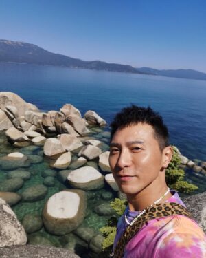 Hugo Wong Instagram - 通常到外地工作都係「點去點」
無咩時間可以「落地」
幸好今次有時間可以四圍走走看看～
呢個北美最大嘅高山湖 
Lake Tahoe 
海拔一千八百多米 深五百米
周圍嘅山脈加上清到咁嘅水
真係靚到不得了
9月平均7-23度
所以想哂太陽或者游水
真係要諗諗😆
#laketahoe