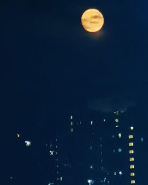 Hugo Wong Instagram - 中秋節快樂
祝你健健康康 團團圓圓
送你一個我看到的月亮🌕