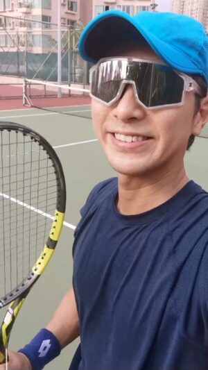 Hugo Wong Instagram - 感覺天氣好像稍為涼快一點
開始進入盡情運動的天氣了
#流汗的感覺真好 
#試新拍
#網球聲真的很好聽