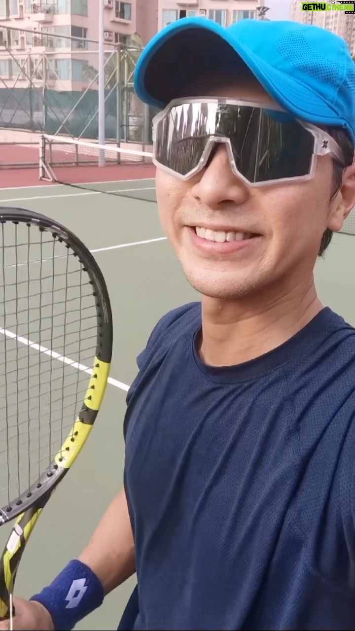 Hugo Wong - 1.3K Likes - 感覺天氣好像稍為涼快一點
開始進入盡情運動的天氣了
#流汗的感覺真好
#試新拍
#網球聲真的很好聽
