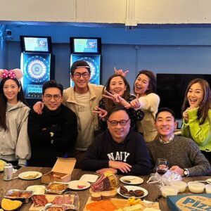 Hugo Wong Instagram - ［黃金萬両］大結局了
從七月份開始外景拍攝🌞
到劇集宣傳 然後來到大結局
很多情景記憶猶新
劇中好多演員朋友也是第一次合作而我本來都不常演出喜劇類
所以對我來說也算是一種新嘗試吧這次有家燕媽媽帶領我們這一家人無論鏡頭前或者鏡頭後
都充滿歡樂🧡
希望大家整個兔年
也是歡樂的喜氣洋洋的🎊
最後祝福大家都身體健康🍀
今年勝舊年💪
恭喜發財🧧
#黃金萬両