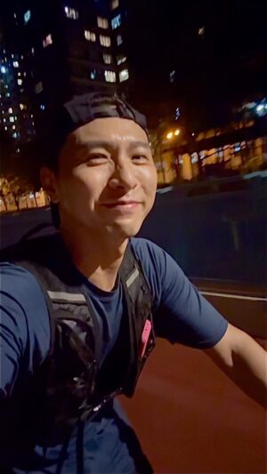 Hugo Wong Instagram - 夏夜夜踩真的很舒服🍀