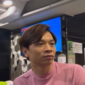 Hui Yin Instagram - 完成了2024放榜分享直播之後
放下心頭大石
有時間逐一答謝出心出力
令《公開試當真》成事的各位
首先要多謝YY吧 @yylamjayden 🫶🏻

私底下，我對YY有兩個稱呼

第一個稱呼的來源是：
EA EXAM製作團隊拍攝上的所有要求
包括地獄式幫阿康私補、
提供任何一期的補習精讀notes/錄影等等
YY都全部開綠燈
所以我心底裡會叫佢做「綠燈俠」🚦

第二個稱呼很普通
純粹是「補習天王」😂
因為他的學生多到痴線
我在《校花校草》遇上的小朋友
根據我的打探
每三個人就有一個補YY
有d成績仲好好 （例如是阿moon) 
她好像是有權參與5**聚會那種人😵‍💫

每年DSE開考前
YY都會上載中六課堂最後感言的影片

今年2024年
YY講述張曉風寫的「摘心之痛」

「你受嘅傷夠唔夠多？」
這句話 
加埋YY有力又溫柔的聲線
令我好深刻！

但數到最深刻的一年！
還是2019年！
（有次我一口氣煲晒咁多年的感言，一次過睇咗2個鐘😂😂）

2019那年的感言
用足球比喻
YY是還正在巴塞效力的美斯

那時候的YY比較瘦削 
不像現在有做GYM，手瓜起𦟌

而令我最動容的內容
就係佢俾咗一個
我諗都幾影響《EA EXAM真係驚》
拍攝方向的一個錦囊

「只要你學懂專注，冇人會睇你唔起」- YY 2019

這句說話很影響我
我們也將這段說話 
剪了入EA EXAM系列EP2的結尾

這句話教曉我
如果我要拍阿康 
我首先看得到他的「專注」
然後我要拍得出他的「專注」
我要令觀眾看得到他的「專注」
他才會賺到觀眾的尊重

而我們的作品裡
要帶到價值、營養、反思、娛樂性給予觀眾
觀眾才會感受到我們的「專注」
才可以賺到觀眾的尊重、關注

「我不想觀眾睇我們唔起！」
「我們重視觀眾的目光！」
這些都是我的真實諗法

當然我也有想天馬行空的時候
但同時都重視觀眾的目光

我想觀眾看到我的「專注」
我想大家睇得起我
更想將呢件事 
擴展到大家會看到試當真的「專注」
看到拍住先的「專注」～

他朝有一日
如果不幸失去了你的尊重
被觀眾睇唔起
唔緊要
到時我會再努力一點
再專注一點
希望令你看到我的專注
賺回你的尊重！

這是我從YY身上領悟到的其中一件事only
分享住咁多先！
多謝YY！

另外要恭喜YY！
今年8個超級狀元有6個係YY的學生
你的學生一定是花了我不能想像的努力
才會拎到咁多粒星
Respect狀元們**🫡
Respect YY🫡 

**

Pic 1 & 10
📖 @asartisticasyou 
🧙‍♂️stylist @inggradwantmagic 
✨mua @zili_chili
👘 @adidashk @izumi.studio_