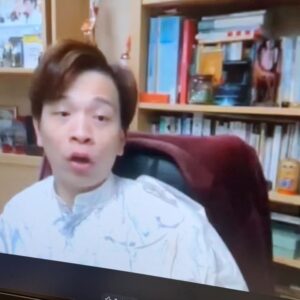 Hui Yin Instagram - 完成了2024放榜分享直播之後
放下心頭大石
有時間逐一答謝出心出力
令《公開試當真》成事的各位
首先要多謝YY吧 @yylamjayden 🫶🏻

私底下，我對YY有兩個稱呼

第一個稱呼的來源是：
EA EXAM製作團隊拍攝上的所有要求
包括地獄式幫阿康私補、
提供任何一期的補習精讀notes/錄影等等
YY都全部開綠燈
所以我心底裡會叫佢做「綠燈俠」🚦

第二個稱呼很普通
純粹是「補習天王」😂
因為他的學生多到痴線
我在《校花校草》遇上的小朋友
根據我的打探
每三個人就有一個補YY
有d成績仲好好 （例如是阿moon) 
她好像是有權參與5**聚會那種人😵‍💫

每年DSE開考前
YY都會上載中六課堂最後感言的影片

今年2024年
YY講述張曉風寫的「摘心之痛」

「你受嘅傷夠唔夠多？」
這句話 
加埋YY有力又溫柔的聲線
令我好深刻！

但數到最深刻的一年！
還是2019年！
（有次我一口氣煲晒咁多年的感言，一次過睇咗2個鐘😂😂）

2019那年的感言
用足球比喻
YY是還正在巴塞效力的美斯

那時候的YY比較瘦削 
不像現在有做GYM，手瓜起𦟌

而令我最動容的內容
就係佢俾咗一個
我諗都幾影響《EA EXAM真係驚》
拍攝方向的一個錦囊

「只要你學懂專注，冇人會睇你唔起」- YY 2019

這句說話很影響我
我們也將這段說話 
剪了入EA EXAM系列EP2的結尾

這句話教曉我
如果我要拍阿康 
我首先看得到他的「專注」
然後我要拍得出他的「專注」
我要令觀眾看得到他的「專注」
他才會賺到觀眾的尊重

而我們的作品裡
要帶到價值、營養、反思、娛樂性給予觀眾
觀眾才會感受到我們的「專注」
才可以賺到觀眾的尊重、關注

「我不想觀眾睇我們唔起！」
「我們重視觀眾的目光！」
這些都是我的真實諗法

當然我也有想天馬行空的時候
但同時都重視觀眾的目光

我想觀眾看到我的「專注」
我想大家睇得起我
更想將呢件事 
擴展到大家會看到試當真的「專注」
看到拍住先的「專注」～

他朝有一日
如果不幸失去了你的尊重
被觀眾睇唔起
唔緊要
到時我會再努力一點
再專注一點
希望令你看到我的專注
賺回你的尊重！

這是我從YY身上領悟到的其中一件事only
分享住咁多先！
多謝YY！

另外要恭喜YY！
今年8個超級狀元有6個係YY的學生
你的學生一定是花了我不能想像的努力
才會拎到咁多粒星
Respect狀元們**🫡
Respect YY🫡 

**

Pic 1 & 10
📖 @asartisticasyou 
🧙‍♂️stylist @inggradwantmagic 
✨mua @zili_chili
👘 @adidashk @izumi.studio_