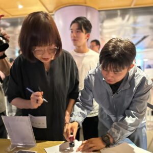 Hui Yin Instagram - 🚨丨𝐇𝐄𝐑𝐄 𝐖𝐄 𝐆𝐎! 紀錄片《公開試當真》正式簽約Golden Scene（高先電影）🎞️

🎥 試當真與Golden Scene創辦人Winnie Tsang（曾麗芬）達成協議📑

🎥 Golden Scene將會成為紀錄片《公開試當真》的電影發行商

許賢：「知道Winnie忙緊其他電影宣傳，所以我哋直接拎份約嚟首映禮畀佢簽，順便觀摩，多謝Golden Scene。」

Winnie Tsang：「遲下就忙幫你哋宣傳，期待合作愉快！」

🎥 電影海報及上映日子將會稍後公佈🧊

《公開試當真》電影簡介：

試當真以8個月時間紀錄一位過去只靠「天才波」的文憑試考生滕毅康，備戰公開試到放榜的心路歷程，在許賢串連各個補習名師加以催谷的情況下，可否在開考前4個月，成功追趕中四至中六未曾搏盡的進度，繼而順利考入大學？同時，曾是末代高考生的許賢以半工讀身份報考文憑試，從實戰中了解現今考生面對的困難及香港教育制度問題，亦透過考試解開埋藏於內心十年的公開試鬱結。

#試當真 #hkdse #dse2024 #公開試當真 #gs #goldenscene #高先電影