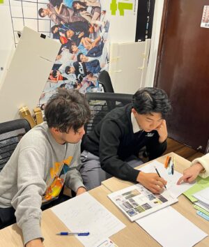 Hui Yin Instagram - [官宣]
試當真的《EA Exam真係驚》系列即將製作成電影

由細到大
我阿媽（腎媽）經常跟我說一句話
「所有嘢都有佢嘅原因！」

想起我阿媽（腎媽）的這句說話
我問自己
為何要要將已上載到網絡的內容
製作成電影呢？

我想了一晚
以下是三個原因 
頭兩個都是很官方的
我想第三個才是真正原因

原因（一）：
雖然影片點擊率不少
但仍然有很多人未看過
（試當真的fans只是小眾😆！）
這部影片記錄了DSE學生的迷惘和不知所措
它對學生和家長有參考作用
有一點點的教育意義

如果剪輯成電影版
從YouTube引入到另一個媒體
可以觸及更多年齡層
也可以讓更多準備接受公開試洗禮的人
無論是家長或學生
做個心理準備

原因（二）：
影片記錄了香港公開試如何影響了廣大學生
甚至整整一代人
如果電影版參加國際電影節
可以讓人認識到香港學生所面臨的問題
探討這些問題是世界性
還是香港獨有的

終極原因（三）：
純粹私心想用電影去說故事

這始終是每個說故事的人都有過的夢想吧…

雖然近年已少提「夢想」這兩個字
想做個現實一點的人 
但歸根究底這夢還在

如果把自己嘔心瀝血經營出來的故事
在大銀幕呈現出來給觀眾
只是想像一下
也有點眼濕濕🥹
電影對創作人來說
就是有很難抗拒的魔力

（除非親眼見到票房仆直、好難睇又好多人讚的電影
這魔力會減退一下😂
但過一排又會恢復魔力，好蠱惑的）

By 許賢
@official_huiyin 
1.3.2024

#hkdse
@trialanderror924