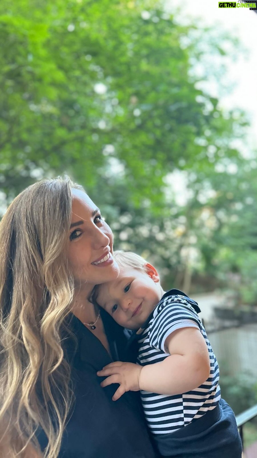 Hümeyra Aydoğdu - 3 Likes - Canım arkadaşım Hülya’nın mutfağına miniğimle konuk olduk 🐥😍 bambaşka bir yaz tarifi yapmak için 🍉 Kırmızı Soğanlı Karpuzlu Yaz Salatası 🍉 Olmaz olmaz demeyin bence önce deneyin 🍉 😃🧅
Belki bir sonraki mutfakta size misafir oluruz 😘
#istanbul #düsseldorf #miniğimlemutfağınızdayız #hümeyraaydoğdu #canleo