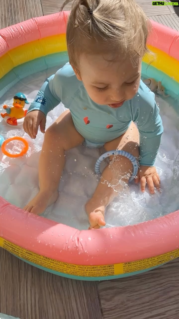 Hümeyra Aydoğdu - 3 Likes - Çocuklar kaç yaşına geldiğinde Anneler tatil yapabiliyor du 😂
#istanbul #düsseldorf #turkey #momslife 🐥