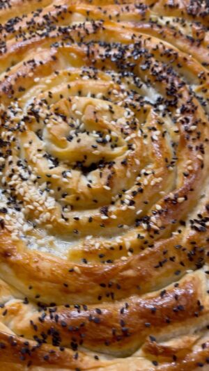 Hümeyra Aydoğdu Instagram - Karbonhidrat sevmeyen var mı ? 😀

Pazar kahvaltısına Ispanaklı Börek sütlü çörek 

Küçük püf noktaları ; 

Tazecik yufkalar arasına ön pişirme yaptığım 
Bol soğanlı ıspanaklı iç harc 

Çıtır çıtır pişmesi için de üzerine soda ve zeytinyağ 
Ve 1 yumurta sarısı sürdüm. 

180 ° kızarana dek fırınladım. 

#düsseldorf #turkishfood #börek
