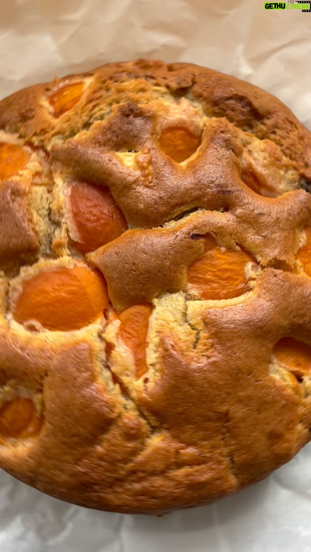 Hümeyra Aydoğdu - 3 Likes - Oğlumun o minicik elleri değdi diye belki de bu kadar lezzetli oldu bu kek 🐥
Yumuşacık kayısı
Elma dilimleri
Tarçının mis kokusu
Limonun kabukları
Kurutulmuş üzümler
Çıtır cevizler
Vanilya özüyle kocamın sanırım ilk defa bu harika olmuş dediğini duydum 😁 çünkü kek sevmez 😐
3 yumurta sarısını 3 y.k şekerle beyazlaşıp köpürene kadar çırptım.
150 ml ayçiçek yağı - 100 ml Hindistan cevizi sütü ekledim.
1 limonun rendesi - 3 su b.yakın un. Kabartma tozu- 1 tatlı kaşığı vanilya özü- 1 avuç ceviz- 2 küçük elma - 1 tutam tarçın-bir kabın içerisinde çırpıp homojen hale getirip yuvarlak kek kalbıma döktüm. Üzerine kayısı dilimleri dizdim. Pıt pıt tezgah üzerinde harımın havası çıksın diye vurdum ve 170° önceden ısıttığım fırında yaklaşık 45-50 dk pişirdim. Mis gibi koktu ev 🏡😍 ve içini de görmeniz için size bu reelsi çektim.
Hadi yapın siz de mevsim yaz meyveleri zamanı 😍 en sevdiklerim 🍋🟩🍒🍑
#düsseldorf #kuchen #sommer #apricot