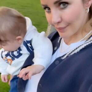 Hümeyra Aydoğdu Instagram - Tükür oğlum sen 9 aylık oldun bugün 🐥 🧿 
en doğal hakkın 😁

Bir 🧿 alırız 🥳

Çocuklar hep gülsün 
Çocuklar ağlamasın 🙏🏽

#tobemom #9months 🐥#myson