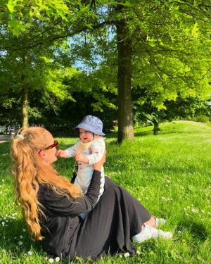 Hümeyra Aydoğdu Instagram - Annecim papatyayı 🌼 yemiyoruz 😄 Anneye hediye ediyoruz bugün 🐥🌼 

My first Mother’s day as a mom ❤️🧿

#happymothersday
