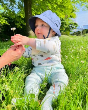 Hümeyra Aydoğdu Instagram - Annecim papatyayı 🌼 yemiyoruz 😄 Anneye hediye ediyoruz bugün 🐥🌼 

My first Mother’s day as a mom ❤️🧿

#happymothersday