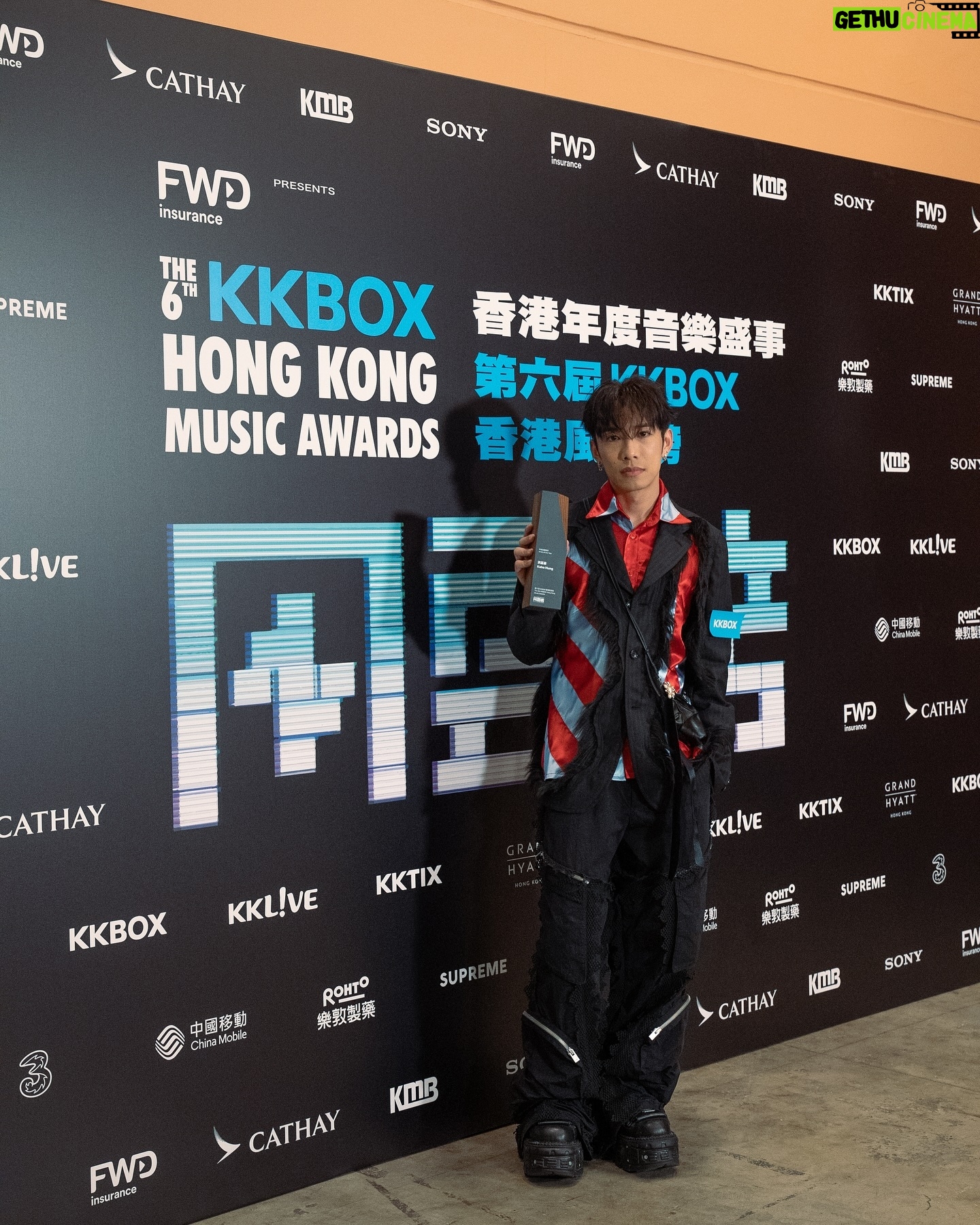 Hung Ka-ho - 19.6K Likes - 第一次去KKBOX風雲榜
第一次成為年度風雲歌手
終於唱到好想唱嘅《償還》
如果唔係緊張嘅話可以再唱得鬆好多感慨好多
所以補一小段rehearsal償還俾自己🥲
多謝 @gordon4x 同我唱
《黑玻璃》我俾自己95分🫠
原諒我擺獨照做第一張
哈哈哈哈哈哈
Hair @heixx_
Makeup @circlexoo
Stylist @calvin.wtf
Outfit @commedesgarcons @adamjones.studio @heliot_emil @ys_theofficial