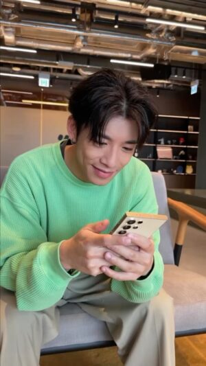 Hung Ka-ho Instagram - I received the email from Berkeley College of Music last week, I knew it’s my time to “show one show quali”, let them know my goodest English! 💪📚

只要有我手上呢部Galaxy S24 Ultra，世界上再無英文難題，AI會幫我去即時翻譯同解答，咁我嘅英文就可以keep住 study in good good，軒公再幫我報多十個八個courses，我都未驚過🫡

@samsung_hk 
#SamsungHK
#GalaxyAl廣東話
#StudyEnglish