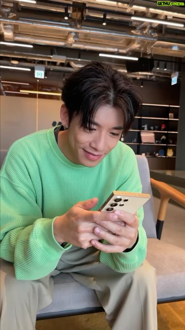 Hung Ka-ho - 20.3K Likes - I received the email from Berkeley College of Music last week, I knew it’s my time to “show one show quali”, let them know my goodest English! 💪📚
只要有我手上呢部Galaxy S24 Ultra,世界上再無英文難題,AI會幫我去即時翻譯同解答,咁我嘅英文就可以keep住 study in good good,軒公再幫我報多十個八個courses,我都未驚過🫡
@samsung_hk
#SamsungHK
#GalaxyAl廣東話
#StudyEnglish