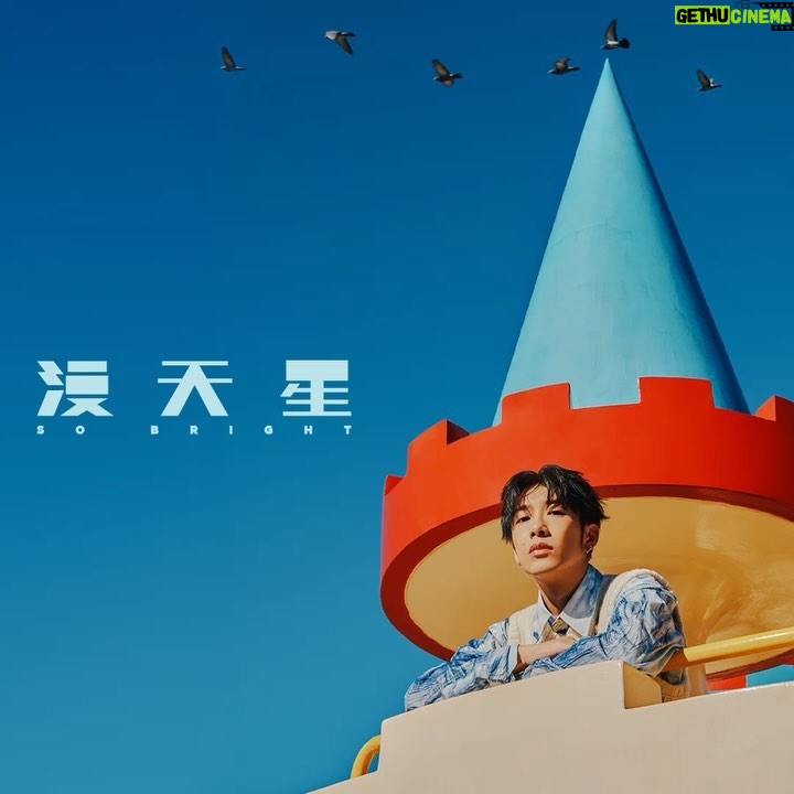 Hung Ka-ho - 20.4K Likes - 踏入四月
意味住演唱會得返十幾日(唔係好分得出自己咩心情)
不過都想講講幾首歌
幾首係Inner | Child入面嘅新歌
《逆便所》
好耐無自己曲詞嘅歌
個曲係2017年寫⋯⋯
但份詞就新嘅
虛構咗一個簡單嘅欺凌故事
由一開頭逆意到中間順意最後反擊
其實呢啲事每一日都發生緊
《預言家》
個個都話自己係預言家
到最後投票你可能只係會揀咗個無咁壞
但好奇怪地如果你揀錯
你唔會怪個壞人扮預言家
你只會話點解好人唔做得好少少
《明星示範生》
一個做做下音響嘅人無啦啦做咗歌手
所有人都叫佢催眠自己係一個superstar
佢重新學重新做
做成點?入場再睇吓
《漫天星》
我以前嘅sweet song總係有浸年輕嘅味道
好似一定要笑住唱先得
但今次呢首同《黑玻璃》唔使了
因為大個咗果種sweet已經唔再放係表面
《拆禮物的孩子》
而家拆禮物會希望入面係你想要嘅嘢
但細個唔會嫁
因為細個覺得拆禮物嘅過程都好開心
但而家做唔到了
講咁多都係再一次提醒大家
要聽熟先好入場呀~
到時見啦!(😵💫)