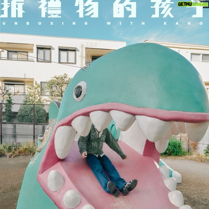 Hung Ka-ho - 20.4K Likes - 踏入四月
意味住演唱會得返十幾日(唔係好分得出自己咩心情)
不過都想講講幾首歌
幾首係Inner | Child入面嘅新歌
《逆便所》
好耐無自己曲詞嘅歌
個曲係2017年寫⋯⋯
但份詞就新嘅
虛構咗一個簡單嘅欺凌故事
由一開頭逆意到中間順意最後反擊
其實呢啲事每一日都發生緊
《預言家》
個個都話自己係預言家
到最後投票你可能只係會揀咗個無咁壞
但好奇怪地如果你揀錯
你唔會怪個壞人扮預言家
你只會話點解好人唔做得好少少
《明星示範生》
一個做做下音響嘅人無啦啦做咗歌手
所有人都叫佢催眠自己係一個superstar
佢重新學重新做
做成點?入場再睇吓
《漫天星》
我以前嘅sweet song總係有浸年輕嘅味道
好似一定要笑住唱先得
但今次呢首同《黑玻璃》唔使了
因為大個咗果種sweet已經唔再放係表面
《拆禮物的孩子》
而家拆禮物會希望入面係你想要嘅嘢
但細個唔會嫁
因為細個覺得拆禮物嘅過程都好開心
但而家做唔到了
講咁多都係再一次提醒大家
要聽熟先好入場呀~
到時見啦!(😵💫)