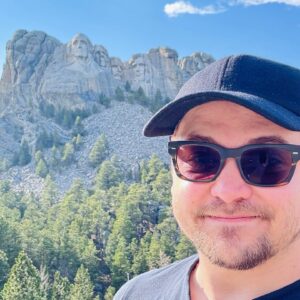 Hunter Hayes Instagram - I now know 75 random facts about Mt. Rushmore… great day off with the @hhflightcrew
