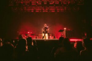 Hunter Hayes Instagram - Anaheim, You always show up and you did, yet again, last night! Thank you for such a spectacular experience and for being so engaged with every part of this show! // 📸: @matthewalecgold