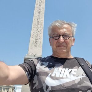 Hüseyin Avni Danyal Instagram - Kısa bir Paris molası. #paris #france #tatil #aile