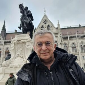 Hüseyin Avni Danyal Instagram - Macaristan parlamento binası ve Buda ile Peşte 'yi ayıran Tuna nehri #budapest #hungary #seyehat