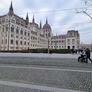 Hüseyin Avni Danyal Instagram - Macaristan parlamento binası ve Buda ile Peşte 'yi ayıran Tuna nehri #budapest #hungary #seyehat
