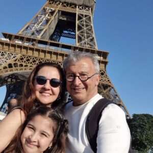 Hüseyin Avni Danyal Instagram - Kısa bir Paris molası. #paris #france #tatil #aile