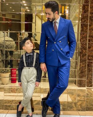 Hussein Hafez Instagram - أل لعيبي 💙😄 
شنو تحبون اكثر الرسمي لو الكاجوال 😉😎
#حسين_حافظ