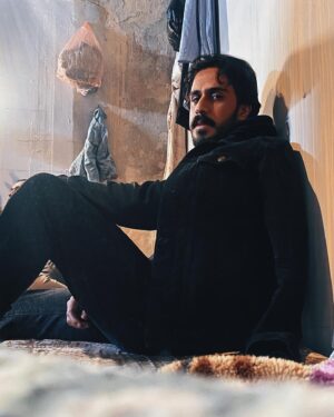 Hussein Hafez Instagram - الهم الي بداخلي اكبر من كلشي 💔 
شتكولون عاصم يستحق السجن ؟؟ 
#عاصم | #عسل_مسموم 
@mbciraqtv 
@awsstudiosofficial 
@shahid.vod