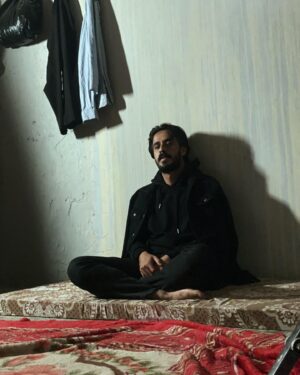 Hussein Hafez Instagram - الهم الي بداخلي اكبر من كلشي 💔 
شتكولون عاصم يستحق السجن ؟؟ 
#عاصم | #عسل_مسموم 
@mbciraqtv 
@awsstudiosofficial 
@shahid.vod