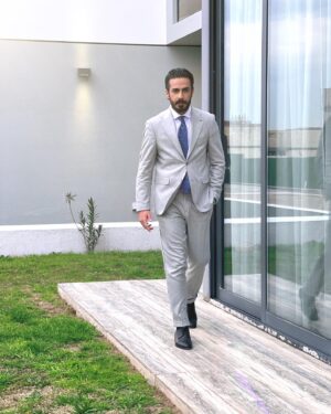 Hussein Hafez Instagram - دزوها لحبيبة المستقبل 😅😁 بمناسبة #عيد_الحب 
كل عام وكل النساء بمليون خير 😍❤️ 
.
راح تنطون هدايا 🎁 تستلمون 🤣