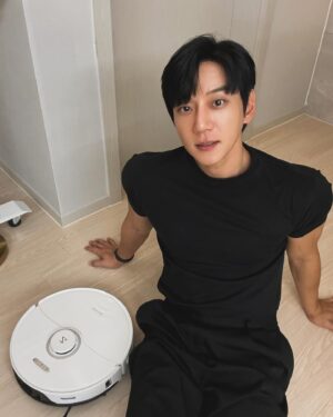 Hwang Chi-yeul Instagram - 일마치고 집에 들어오면 피곤해서 청소 미루는 일이 많은데 이젠 알아서 청소 다해주고🥰깨끗해서 너무 놀랬네😊  유명하다고 얘기로만 듣다가 사용해보니 너무 좋아요 침대밑 쇼파밑 지가알아서 막 돌아다니고 가끔 따라다니면서 말도걸고한번씩 들면 이두운동도 되고❤️ 그냥 너무 좋아요  얼른 부모님댁에 하나 놔드려야겠어요  #판매1등 #로봇청소기 #로보락 #S8ProUltra