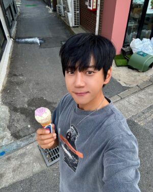 Hwang Chi-yeul Instagram - 국밥먹고 아이스크림😊 어디론가 훌쩍 떠나고 싶은 날씨 아니냐?