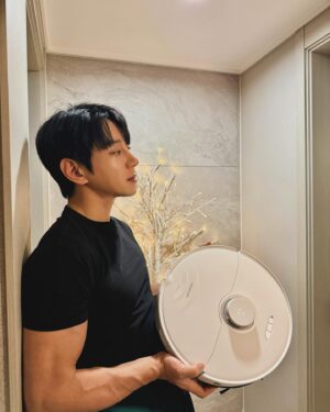 Hwang Chi-yeul Instagram - 일마치고 집에 들어오면 피곤해서 청소 미루는 일이 많은데 이젠 알아서 청소 다해주고🥰깨끗해서 너무 놀랬네😊  유명하다고 얘기로만 듣다가 사용해보니 너무 좋아요 침대밑 쇼파밑 지가알아서 막 돌아다니고 가끔 따라다니면서 말도걸고한번씩 들면 이두운동도 되고❤️ 그냥 너무 좋아요  얼른 부모님댁에 하나 놔드려야겠어요  #판매1등 #로봇청소기 #로보락 #S8ProUltra