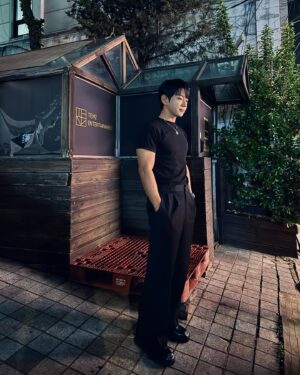 Hwang Chi-yeul Instagram - 뭐먹지.... 오늘은 특별한걸 먹고싶은데  #제육볶음