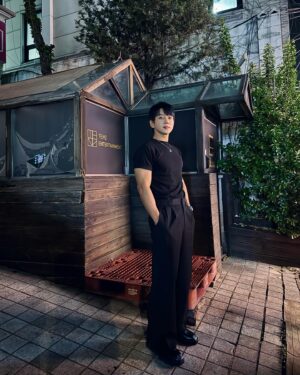 Hwang Chi-yeul Instagram - 뭐먹지.... 오늘은 특별한걸 먹고싶은데  #제육볶음