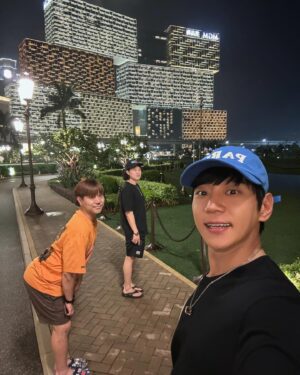 Hwang Chi-yeul Instagram - 보물찾기 #마카오 #하루이만보