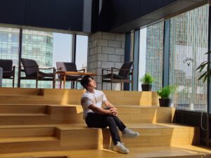 Hwang Chi-yeul Instagram - 즐거운 촬영이였어요😄 캘러웨이 직원분들 너무 친절하시고 행복해 보이셨어요 🥰  #엑스포지드스타플러스 시타 불러주셔서 감사해요 툭쳐도 잘가겠져?😆 #캘러웨이
