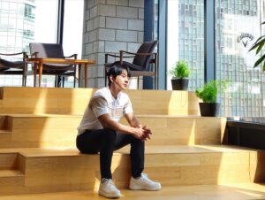 Hwang Chi-yeul Instagram - 즐거운 촬영이였어요😄 캘러웨이 직원분들 너무 친절하시고 행복해 보이셨어요 🥰  #엑스포지드스타플러스 시타 불러주셔서 감사해요 툭쳐도 잘가겠져?😆 #캘러웨이