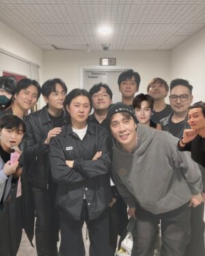 Hwang Chi-yeul Instagram - 고마운 내친구들 #인복 #team #고마워 #🥰 #너무감쪽같네 #낸쥬스토리로이동